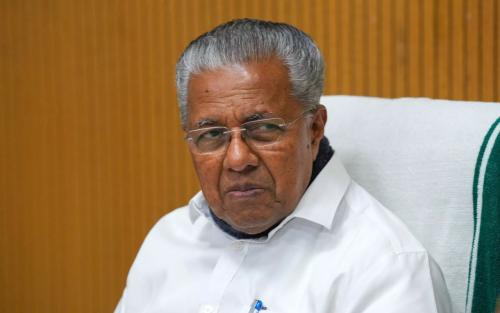 ഉദ്യോഗസ്ഥരെ പരസ്യമായി ഭീഷണിപ്പെടുത്തുന്നു: മുഖ്യമന്ത്രിക്കെതിരെ പ്രതിപക്ഷ നേതാവ്