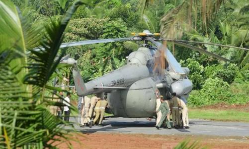 രാഷ്ട്രപതി സഞ്ചരിച്ച ഹെലികോപ്ടർ കോൺക്രീറ്റിൽ കുടുങ്ങി; പൊലീസും ഫയർഫോഴ്സും തള്ളിനീക്കി രാഷ്ട്രപതി സഞ്ചരിച്ച ഹെലികോപ്ടർ കോൺക്രീറ്റിൽ കുടുങ്ങി; പൊലീസും ഫയർഫോഴ്സും തള്ളിനീക്കി