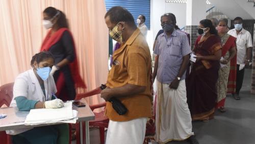 കേരളത്തിൽ കോവിഡ് വാക്സിൻ ക്ഷാമം രൂക്ഷം കേരളത്തിൽ കോവിഡ് വാക്സിൻ ക്ഷാമം രൂക്ഷം