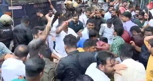സ്വര്‍ണക്കൊള്ള: യുവമോർച്ച സെക്രട്ടേറിയറ്റ് മാർച്ചിൽ സംഘർഷം; മന്ത്രി വാസവന്‍റെ കോലം കത്തിച്ചു