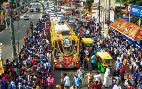 ഉമ്മൻ ചാണ്ടിയുടെ സംസ്കാരം ഇന്നുതന്നെ; തിരുനക്കരയിലേക്ക് ജനപ്രവാഹം