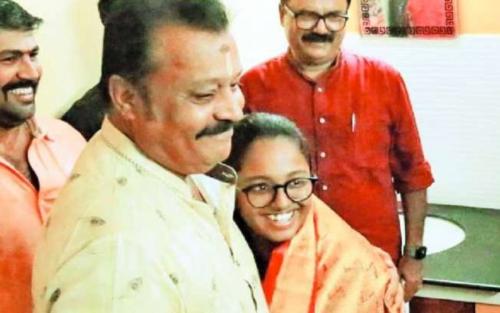 വീട്ടിൽ കയറിയ അക്രമിയെ ഇടിച്ചിട്ട വിദ്യാർത്ഥിനിയെ നേരിട്ടെത്തി അഭിനന്ദിച്ച് സുരേഷ് ഗോപി വീട്ടിൽ കയറിയ അക്രമിയെ ഇടിച്ചിട്ട വിദ്യാർത്ഥിനിയെ നേരിട്ടെത്തി അഭിനന്ദിച്ച് സുരേഷ് ഗോപി