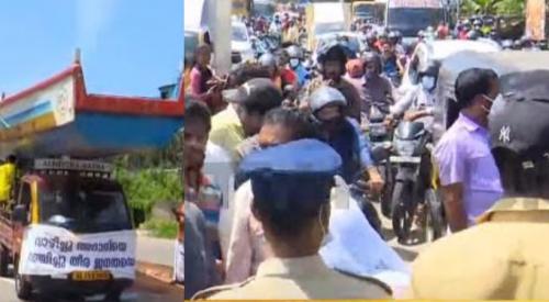 തീരശോഷണത്തിനെതിരെ സെക്രട്ടറിയേറ്റ് മാര്ച്ചിനെത്തിയ മത്സ്യത്തൊഴിലാളികളെ ഈഞ്ചക്കലില് വച്ച് തടഞ്ഞ് പൊലീസ്. തീരശോഷണത്തിനെതിരെ സെക്രട്ടറിയേറ്റ് മാര്ച്ചിനെത്തിയ മത്സ്യത്തൊഴിലാളികളെ ഈഞ്ചക്കലില് വച്ച് തടഞ്ഞ് പൊലീസ്.