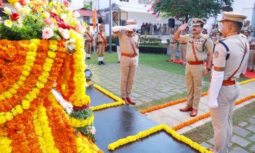 വീരചരമം പ്രാപിച്ച പൊലീസ് ഉദ്യോഗസ്ഥര്ക്ക് ആദരാഞ്ജലികള് അര്പ്പിച്ചു വീരചരമം പ്രാപിച്ച പൊലീസ് ഉദ്യോഗസ്ഥര്ക്ക് ആദരാഞ്ജലികള് അര്പ്പിച്ചു