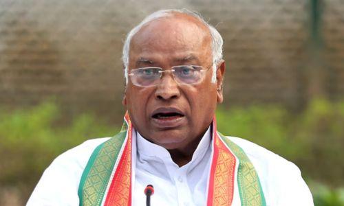 ബിജെപി 200 സീറ്റ് തികയ്ക്കില്ല; ജൂൺ നാലിന് ഇന്ത്യ സഖ്യം സർക്കാർ രൂപീകരിക്കുമെന്നും ഖർഗെ ബിജെപി 200 സീറ്റ് തികയ്ക്കില്ല; ജൂൺ നാലിന് ഇന്ത്യ സഖ്യം സർക്കാർ രൂപീകരിക്കുമെന്നും ഖർഗെ