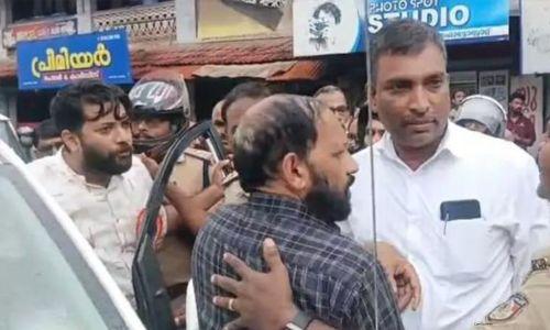 വടകരയിൽ ഷാഫി പറമ്പിലിന്റെ കാർ തടഞ്ഞ് ഡിവൈഎഫ്ഐ പ്രതിഷേധം വടകരയിൽ ഷാഫി പറമ്പിലിന്റെ കാർ തടഞ്ഞ് ഡിവൈഎഫ്ഐ പ്രതിഷേധം
