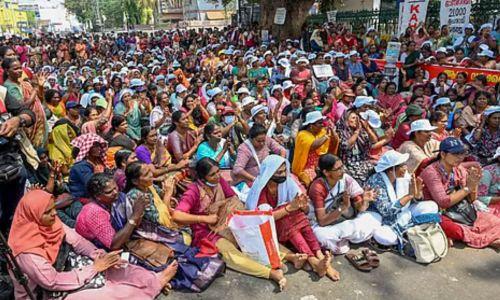 ആശാ വർക്കർമാരുടെ നിരാഹാര സമരം ആരംഭിച്ചു ആശാ വർക്കർമാരുടെ നിരാഹാര സമരം ആരംഭിച്ചു