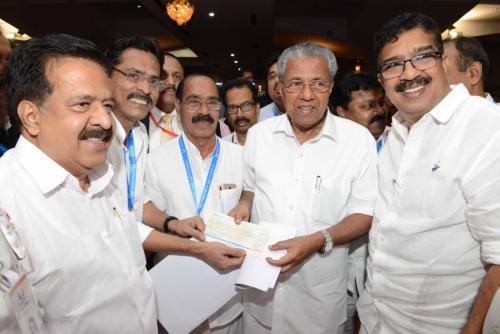 ഓഖി­ നി­ധി­യി­ലേ­യ്ക്ക് ധനസഹാ­യം കൈ­മാ­റി