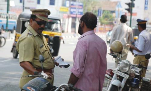 ഇരു­­­ചക്രവാ­­­ഹന പരി­­­ശോ­­­ധന പോ­­­ലീ­­­സ് കർ­ശ്ശനമാ­­­ക്കി­­­ 