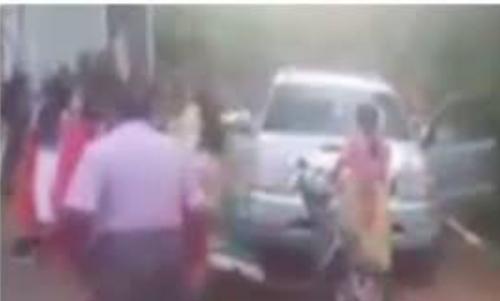 തൃശൂരിൽ ധ്യാനകേന്ദ്രത്തിന് മുന്നിൽ വിശ്വാസികളുടെ കൂട്ടത്തല്ല് തൃശൂരിൽ ധ്യാനകേന്ദ്രത്തിന് മുന്നിൽ വിശ്വാസികളുടെ കൂട്ടത്തല്ല്