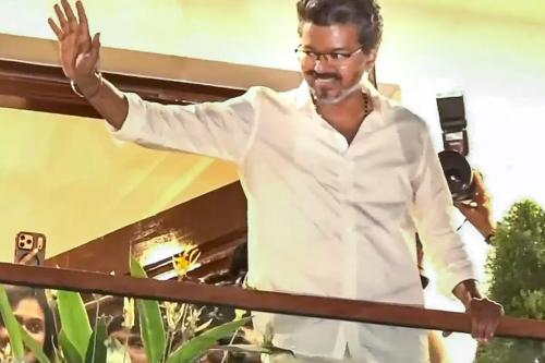 ഭൂരിപക്ഷം തെളിയിക്കാൻ തയ്യാർ; വീണ്ടും ഗവർണറെ കണ്ട് വിജയ് 