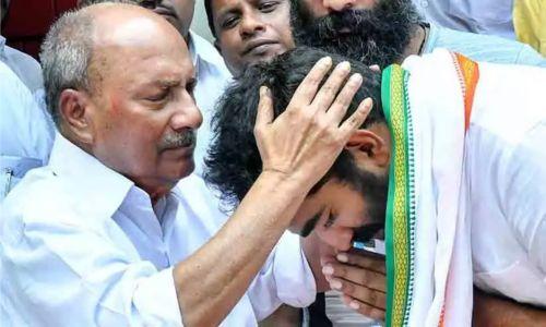 ആന്റണിയുടെ ആശീർവാദത്തോടെ ചാണ്ടി ഉമ്മൻ കളത്തിലേക്ക് ആന്റണിയുടെ ആശീർവാദത്തോടെ ചാണ്ടി ഉമ്മൻ കളത്തിലേക്ക്