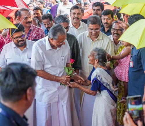 ധർമടത്ത് ഹാട്രിക് ലക്ഷ്യം; മുഖ്യമന്ത്രി പിണറായി വിജയൻ പത്രിക സമർപ്പിച്ചു
