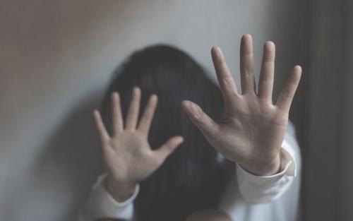 അമ്മയെ പൂട്ടിയിട്ട് ഭിന്നശേഷിക്കാരിയെ പീഡിപ്പിച്ചു; 45കാരൻ അറസ്റ്റിൽ അമ്മയെ പൂട്ടിയിട്ട് ഭിന്നശേഷിക്കാരിയെ പീഡിപ്പിച്ചു; 45കാരൻ അറസ്റ്റിൽ