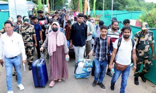 ബംഗ്ലാദേശിൽ നിന്ന് 7,200 ഇന്ത്യൻ വിദ്യാർത്ഥികൾ നാട്ടിലേക്ക് മടങ്ങി ബംഗ്ലാദേശിൽ നിന്ന് 7,200 ഇന്ത്യൻ വിദ്യാർത്ഥികൾ നാട്ടിലേക്ക് മടങ്ങി