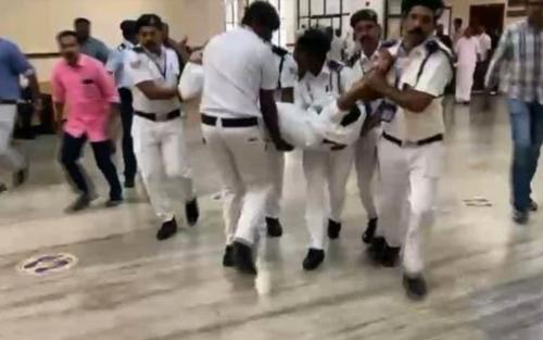 സ്പീക്കറുടെ ഓഫീസിന് മുന്നിലെ കൈയാങ്കളിയിൽ 6 എംഎല്‍എമാര്‍ക്ക് നോട്ടീസ്