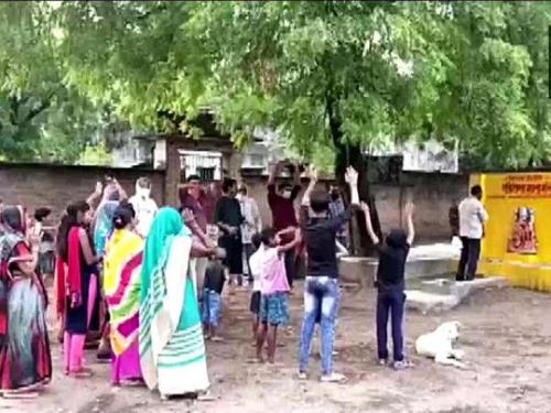 കൊറോണയ്ക്കെതിരെ യുപിയിൽ ഒരു തുറന്ന ക്ഷേത്രം കൊറോണയ്ക്കെതിരെ യുപിയിൽ ഒരു തുറന്ന ക്ഷേത്രം