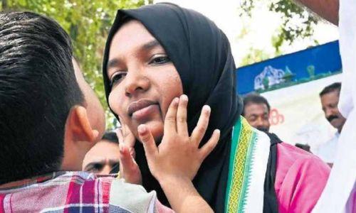 വയറ്റില് കത്രിക കുടുങ്ങിയ സംഭവത്തില് ഡോക്ടര്മാരടക്കം നാല് പേര് പ്രതികള് വയറ്റില് കത്രിക കുടുങ്ങിയ സംഭവത്തില് ഡോക്ടര്മാരടക്കം നാല് പേര് പ്രതികള്