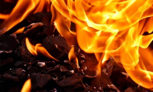 അജ്മാൻ വ്യവസാ­യ മേ­ഖലയിൽ തീ­പ്പി­ടി­ത്തം