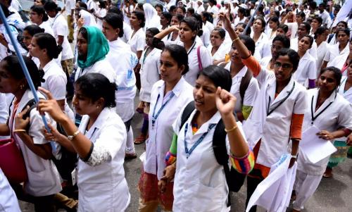 പ്രതിദിന വേതനം 1500 രൂപയാക്കി വർധിപ്പിക്കണം; സ്വകാര്യ ആശുപത്രികളിലെ നഴ്സുമാർ വീണ്ടും സമരത്തിലേക്ക് പ്രതിദിന വേതനം 1500 രൂപയാക്കി വർധിപ്പിക്കണം; സ്വകാര്യ ആശുപത്രികളിലെ നഴ്സുമാർ വീണ്ടും സമരത്തിലേക്ക്