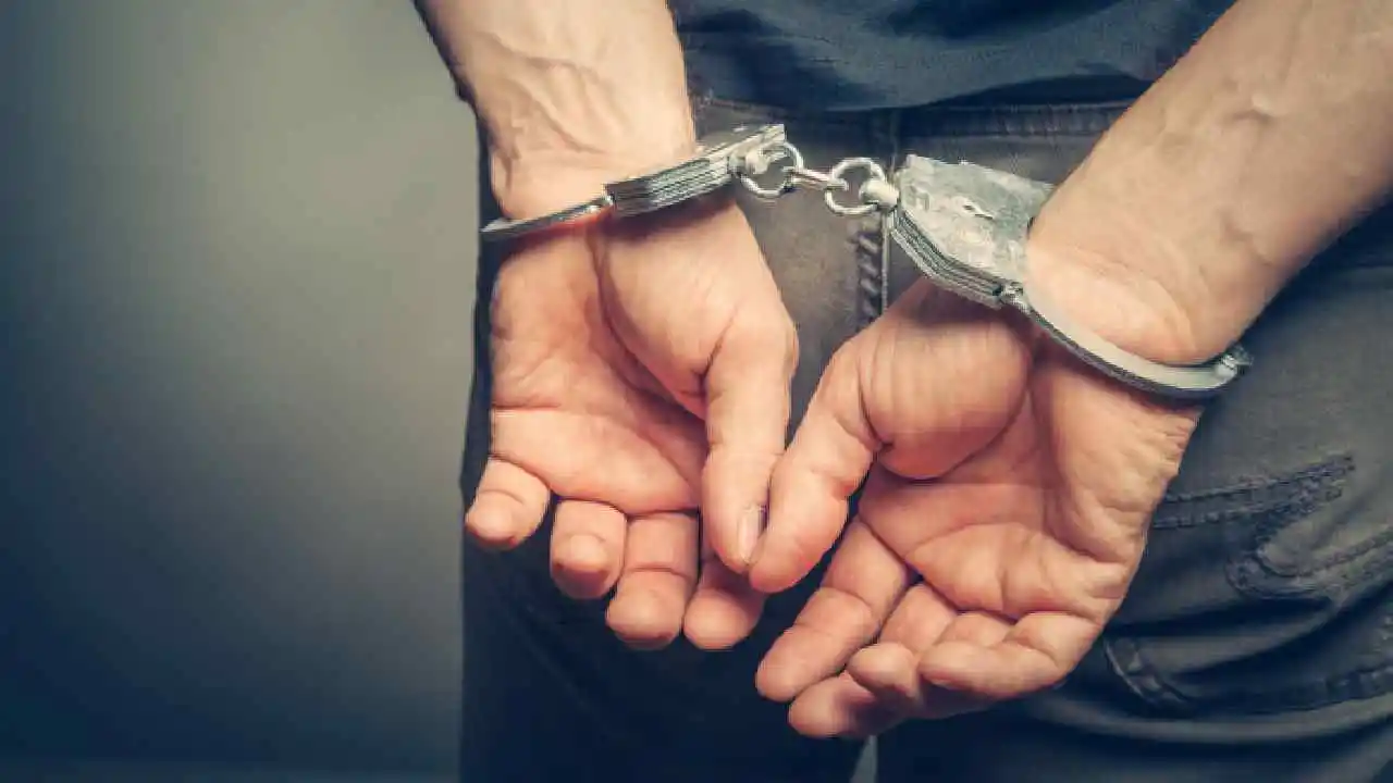 മനാമയിൽ സ്വർണ്ണക്കടയിൽ തട്ടിപ്പ്: 24 മണിക്കൂറിനുള്ളിൽ മൂന്ന് ഏഷ്യൻ സ്വദേശികൾ അറസ്റ്റിൽ മനാമയിൽ സ്വർണ്ണക്കടയിൽ തട്ടിപ്പ്: 24 മണിക്കൂറിനുള്ളിൽ മൂന്ന് ഏഷ്യൻ സ്വദേശികൾ അറസ്റ്റിൽ