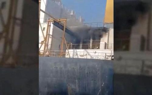 ഒമാൻ തീരത്ത് വാണിജ്യ കപ്പലിന് നേരെ ആക്രമണം: കത്തിപ്പടർന്ന എണ്ണക്കപ്പലിൽ നിന്ന് 25 ജീവനക്കാരെ രക്ഷപ്പെടുത്തി ഒമാൻ നാവികസേന