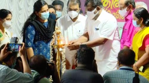 കേരളത്തിലെ സ്കൂളുകൾ തുറന്നു കേരളത്തിലെ സ്കൂളുകൾ തുറന്നു
