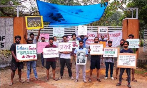 കെ.ആര്‍ നാരായണന്‍ ഇന്‍സ്റ്റിറ്റ്യൂട്ട് സമരം; കേസെടുക്കുമെന്ന പൊലീസ് അറിയിപ്പിനെ തുടര്‍ന്ന് വിദ്യാര്‍ത്ഥികള്‍ കാമ്പസ് വിട്ടു