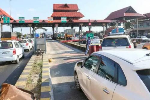 പാലിയേക്കരയില് ടോള് തടഞ്ഞ് ഹൈക്കോടതി പാലിയേക്കരയില് ടോള് തടഞ്ഞ് ഹൈക്കോടതി