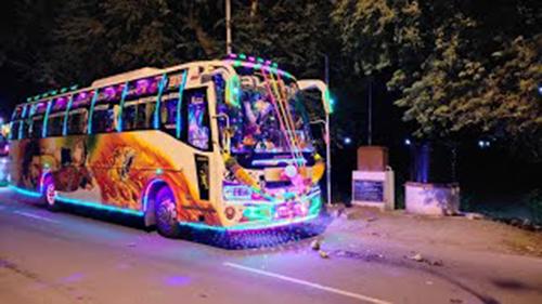 ഒറ്റദിവസം കൊണ്ട് ടൂറിസ്റ്റ് ബസിന്റെ നിറം മാറ്റാനാകില്ല; ബസ് ഉടമകൾ കോടതിയിലേക്ക് ഒറ്റദിവസം കൊണ്ട് ടൂറിസ്റ്റ് ബസിന്റെ നിറം മാറ്റാനാകില്ല; ബസ് ഉടമകൾ കോടതിയിലേക്ക്