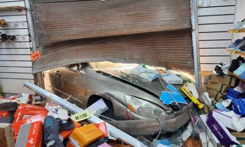 മുഹറഖിൽ കാർ കടയിലേക്ക് ഇടിച്ചുകയറി അപകടം