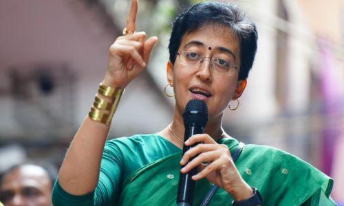 കെജ്രിവാളിന്റെ കസേര ഒഴിച്ചിട്ട് മറ്റൊരു കസേരയിൽ ഇരുന്ന് മുഖ്യമന്ത്രി അതിഷി കെജ്രിവാളിന്റെ കസേര ഒഴിച്ചിട്ട് മറ്റൊരു കസേരയിൽ ഇരുന്ന് മുഖ്യമന്ത്രി അതിഷി