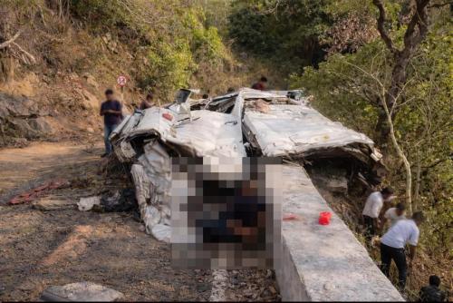 വാൽപ്പാറയിൽ ടൂറിസ്റ്റ് വാൻ കൊക്കയിലേക്ക് മറിഞ്ഞ് എട്ട് മലയാളികൾ മരിച്ചു; വിനോദയാത്ര ദുരന്തമായി