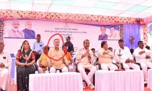 എംഎൽഎയ്ക്കും എംപിക്കും ഒപ്പം മുൻ നിരയിൽ വേദി പങ്കിട്ട് വേദിയിൽ മുൻനിരയിൽ ബിൽക്കിസ് ബാനു കേസിലെ പ്രതി എംഎൽഎയ്ക്കും എംപിക്കും ഒപ്പം മുൻ നിരയിൽ വേദി പങ്കിട്ട് വേദിയിൽ മുൻനിരയിൽ ബിൽക്കിസ് ബാനു കേസിലെ പ്രതി
