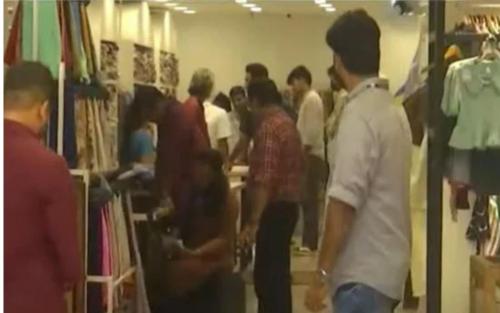 മിഠായിത്തെരുവില് ജിഎസ്ടി റെയ്ഡിനിടെ ഉദ്യോഗസ്ഥരെ പൂട്ടിയിട്ടു മിഠായിത്തെരുവില് ജിഎസ്ടി റെയ്ഡിനിടെ ഉദ്യോഗസ്ഥരെ പൂട്ടിയിട്ടു