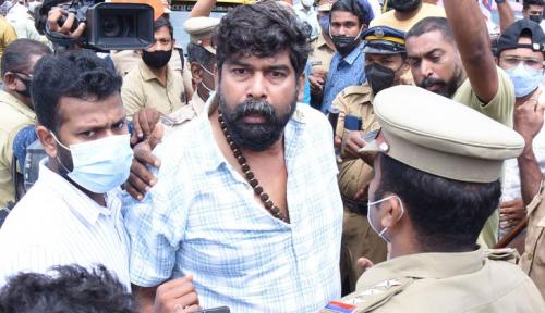 നടൻ ജോജുവും കോൺഗ്രസ് നേതാക്കളുമായുള്ള തർക്കം ഒത്തുതീർപ്പിലേക്ക് നടൻ ജോജുവും കോൺഗ്രസ് നേതാക്കളുമായുള്ള തർക്കം ഒത്തുതീർപ്പിലേക്ക്