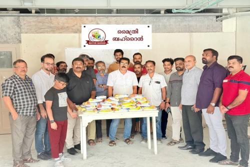 മൈത്രി ബഹ്റൈൻ മെയ്ദിനത്തിൽ അസ്ക്കറിലുള്ള തൊഴിലാളിക്യാമ്പിൽ ഫ്രൂട്സ് കിറ്റ് വിതരണം ചെയ്തു മൈത്രി ബഹ്റൈൻ മെയ്ദിനത്തിൽ അസ്ക്കറിലുള്ള തൊഴിലാളിക്യാമ്പിൽ ഫ്രൂട്സ് കിറ്റ് വിതരണം ചെയ്തു