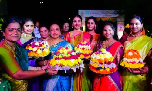 തെലങ്കാനയിൽ ‘ഇന്ദിരമ്മ സാരി’ പദ്ധതിയുമായി രേവന്ത് റെഡ്ഡി സർക്കാർ; 64 ലക്ഷം സാരികൾ വിതരണം ചെയ്യും