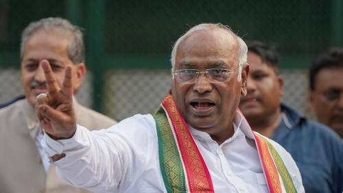 മല്ലികാർജുൻ ഖാർഗെ കോൺഗ്രസ് അധ്യക്ഷനായി ചുമതലയേറ്റു മല്ലികാർജുൻ ഖാർഗെ കോൺഗ്രസ് അധ്യക്ഷനായി ചുമതലയേറ്റു