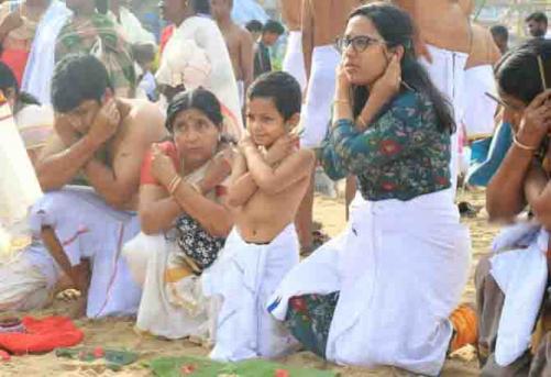 കർക്കിടക വാവ്; പിതൃമോക്ഷത്തിനായി ബലിതർപ്പണം നടത്തി ലക്ഷങ്ങൾ   