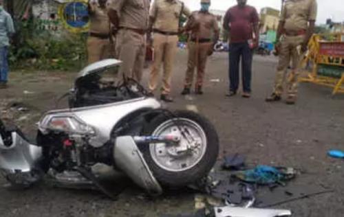 ബൈക്കില് കൊണ്ടുപോവുകയായിരുന്ന പടക്കം പൊട്ടിത്തെറിച്ച് അച്ഛനും മകനും മരിച്ചു ബൈക്കില് കൊണ്ടുപോവുകയായിരുന്ന പടക്കം പൊട്ടിത്തെറിച്ച് അച്ഛനും മകനും മരിച്ചു