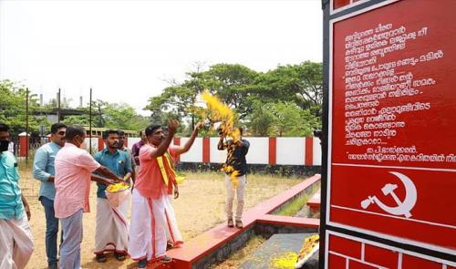 പുന്നപ്ര വയലാര്‍ രക്തസാക്ഷി സ്മാരകത്തില്‍ പുഷ്പാര്‍ച്ചന നടത്തി ബിജെപി സ്ഥാനാര്‍ഥി