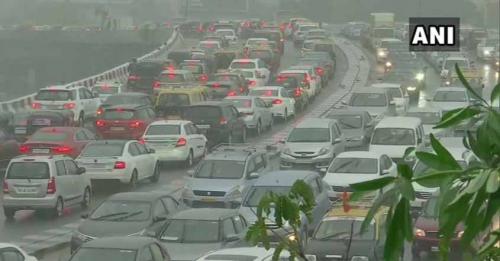 മുംബൈയ്ക്ക് ആശ്വാസമായി കനത്ത മഴ: യാത്രക്കാരെ വലച്ച് വെള്ളക്കെട്ടുകൾ