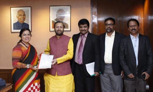 ഭാ­രതീ­യ പ്രവാ­സി­ പരി­ഷത് പ്രതി­നി­ധി­കൾ‍  പ്രകാശ് ജാ­വദേ­ക്കറു­മാ­യി­ കൂ­ടി­ക്കാ­ഴ്ച നടത്തി­