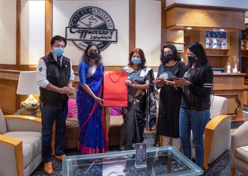ഹഗ്സ് എന്ന പദ്ധതിയുമായി ബഹ്റൈൻ വുമൺ അക്രോസ് ഹഗ്സ് എന്ന പദ്ധതിയുമായി ബഹ്റൈൻ വുമൺ അക്രോസ്