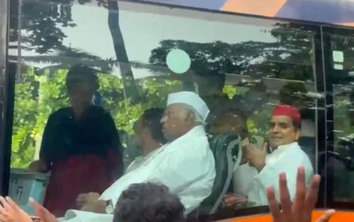 മുഖ്യ തിരഞ്ഞെടുപ്പ് കമ്മീഷണറുടെ രാജി ആവശ്യപ്പെട്ട് ഇൻഡ്യ സഖ്യത്തിന്റെ ‘ഡൽഹി ചലോ’ മാർച്ച് തുടങ്ങി; നഗരത്തിൽ കടുത്ത ഗതാഗത നിയന്ത്രണം