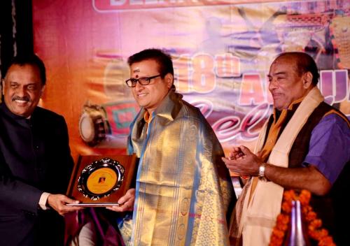 സന്തോഷ് കൈലാസിന്  പ്രവാസി കലാചാര്യ പുരസ്‌കാരം