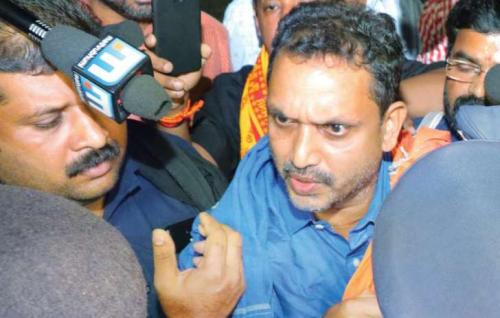 പോലീസ് ഉദ്യോഗസ്ഥരെ ഭീഷണിപ്പെടുത്തിയ കേസിൽ സുരേന്ദ്രന് ജാമ്യം പോലീസ് ഉദ്യോഗസ്ഥരെ ഭീഷണിപ്പെടുത്തിയ കേസിൽ സുരേന്ദ്രന് ജാമ്യം