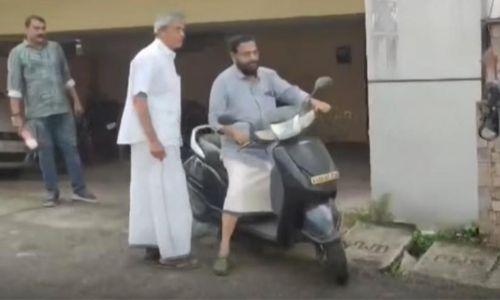 ഹെൽമെറ്റിടാതെ സ്കൂട്ടറോടിച്ച് കടകംപള്ളി; ചെന്നിത്തലയുടെ വീട്ടിലെത്തി മടങ്ങുന്ന ദൃശ്യം പുറത്ത്