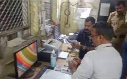 ചെക്ക് പോസ്റ്റുകളിൽ വിജിലൻസിന്റെ മിന്നൽ പരിശോധന ചെക്ക് പോസ്റ്റുകളിൽ വിജിലൻസിന്റെ മിന്നൽ പരിശോധന